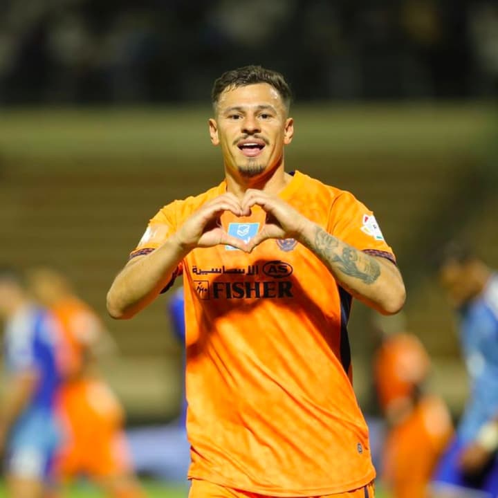 Hugo Moura comemorando gol com coraçãozinho