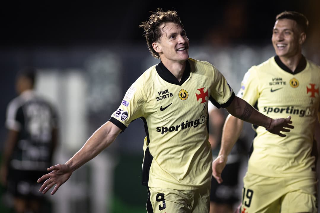 Colídio celebra seu gol nos 5 a 0 do Vasco sobre o Coritiba
