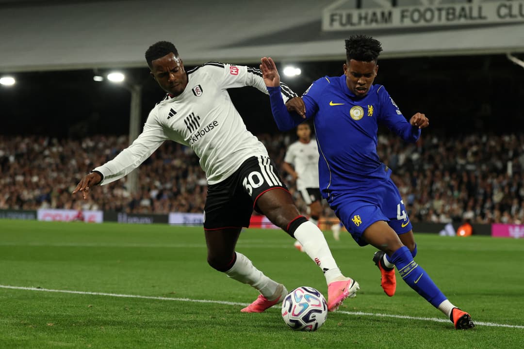 Estêvão disputa a bola com Sessegnon no jogo entre Chelsea e Fulham