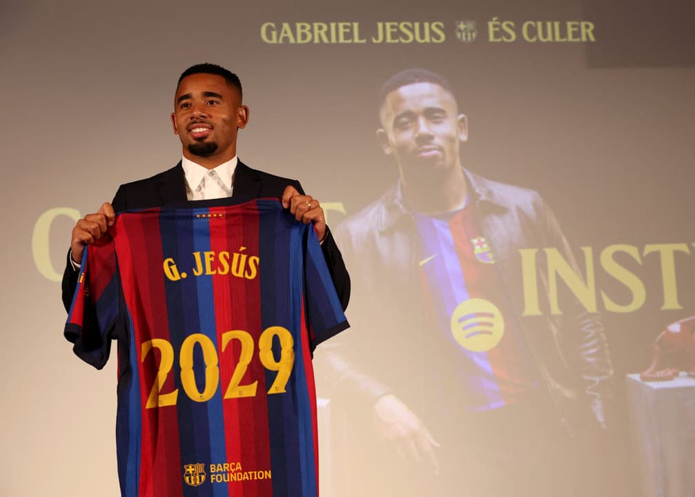 Gabriel Jesus é apresentado como novo jogador do Barcelona e posa com camisa do clube catalão