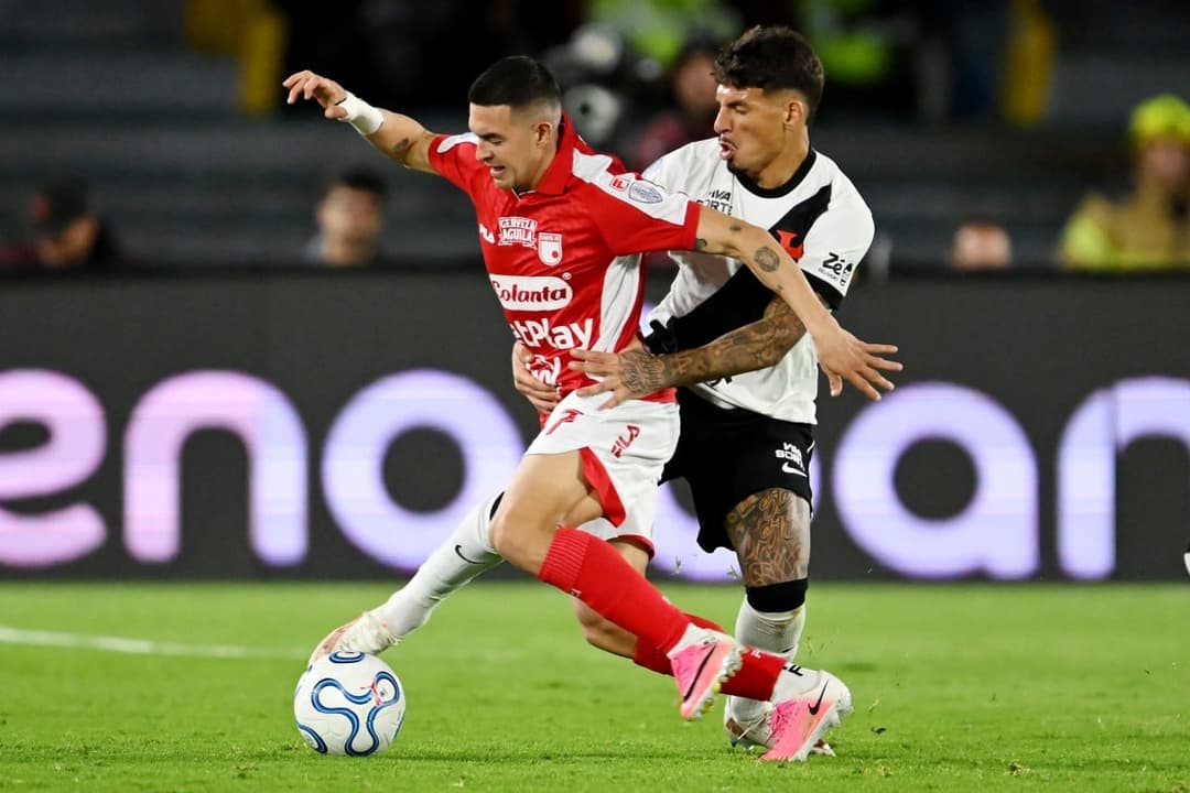 Maximiliano Lovera e Alan Saldivia disputam bola em Santa Fe x Vasco pela Copa Sul-Americana. (Foto: Raul Arboleda/AFP)