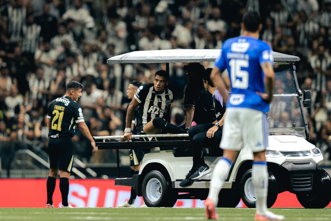 Ruan sai lesionado em Atlético-MG x Cruzeiro (Foto: Pedro Souza / Atlético)