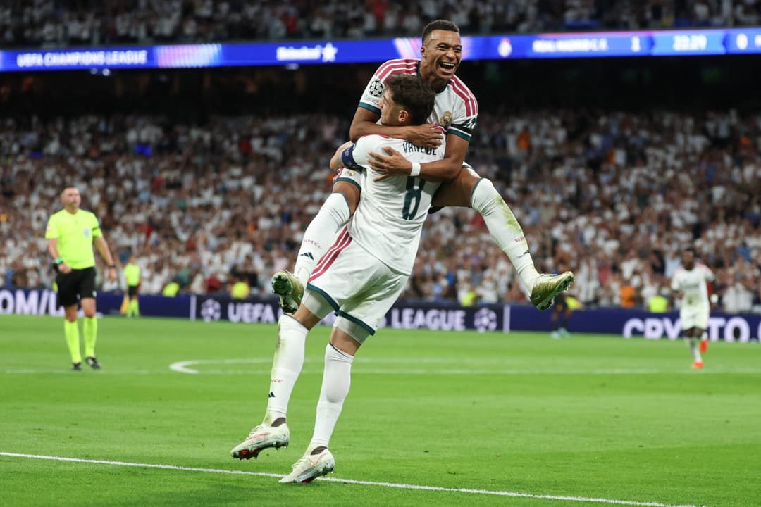 Mbappé pulando nos braços de Valverde, do Real Madrid