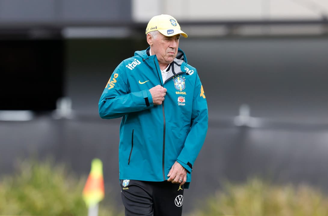Carlo Ancelotti durante treino da Seleção Brasileira