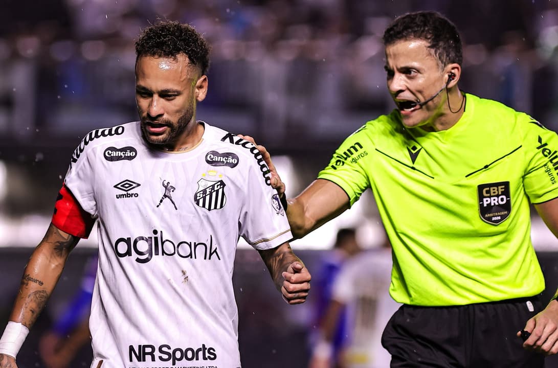 Neymar jogador do Santos reclama com a arbitragem durante partida contra o Bahia - (Foto: Fabio Giannelli/AGIF/Folhapress)