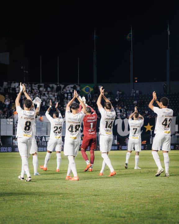 Equipe do Santos aplaudindo a torcida após o empate contra o Palmeiras.