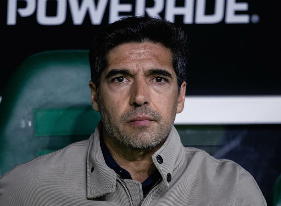 Abel Ferreira, técnico do Palmeiras, sentado no banco, expressão séria.