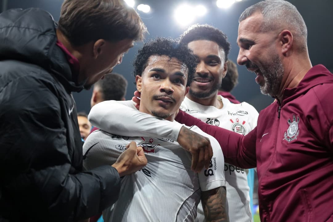 Corinthians x Kaio: jogadores celebram em campo, Kaio entre eles.