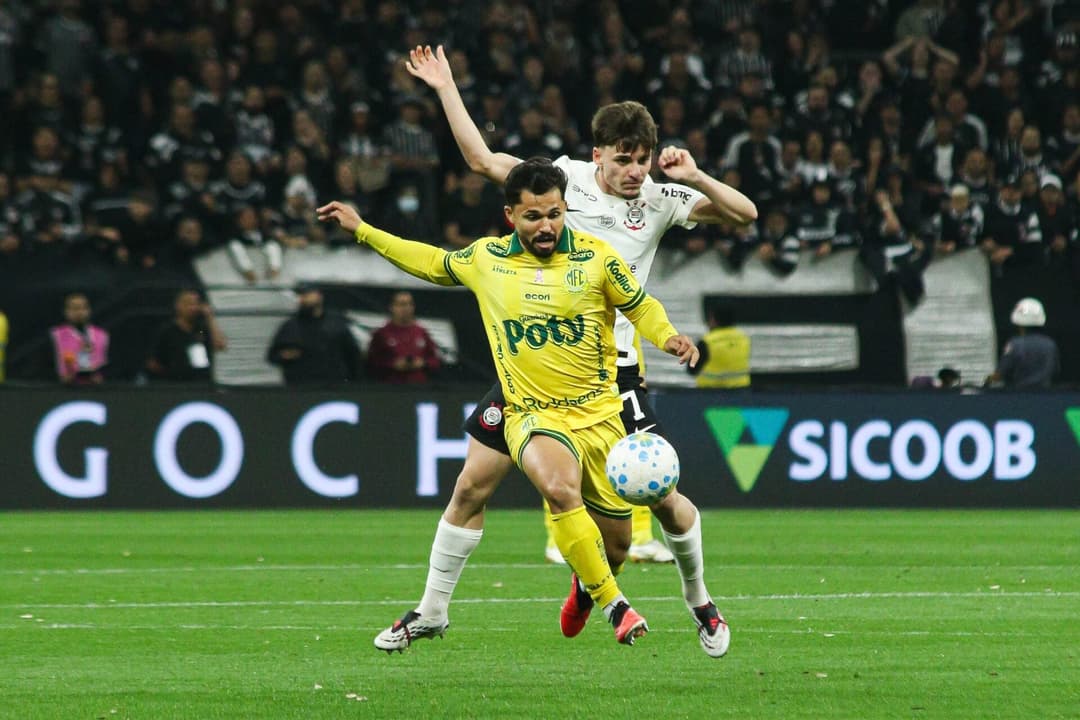 Partida COR x MIR: jogadores disputam a bola em estádio lotado.