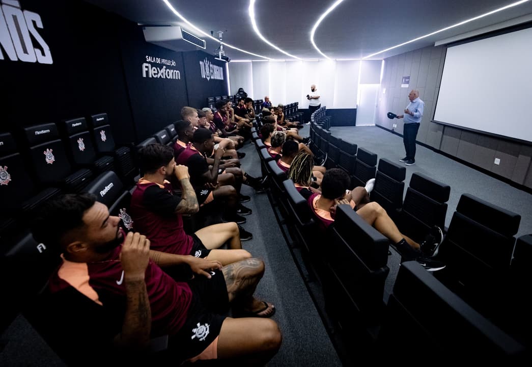 Apos Saida De Marcelo Paz Osmar Stabile Quer Se Aproximar Do Futebol Do Corinthians.html