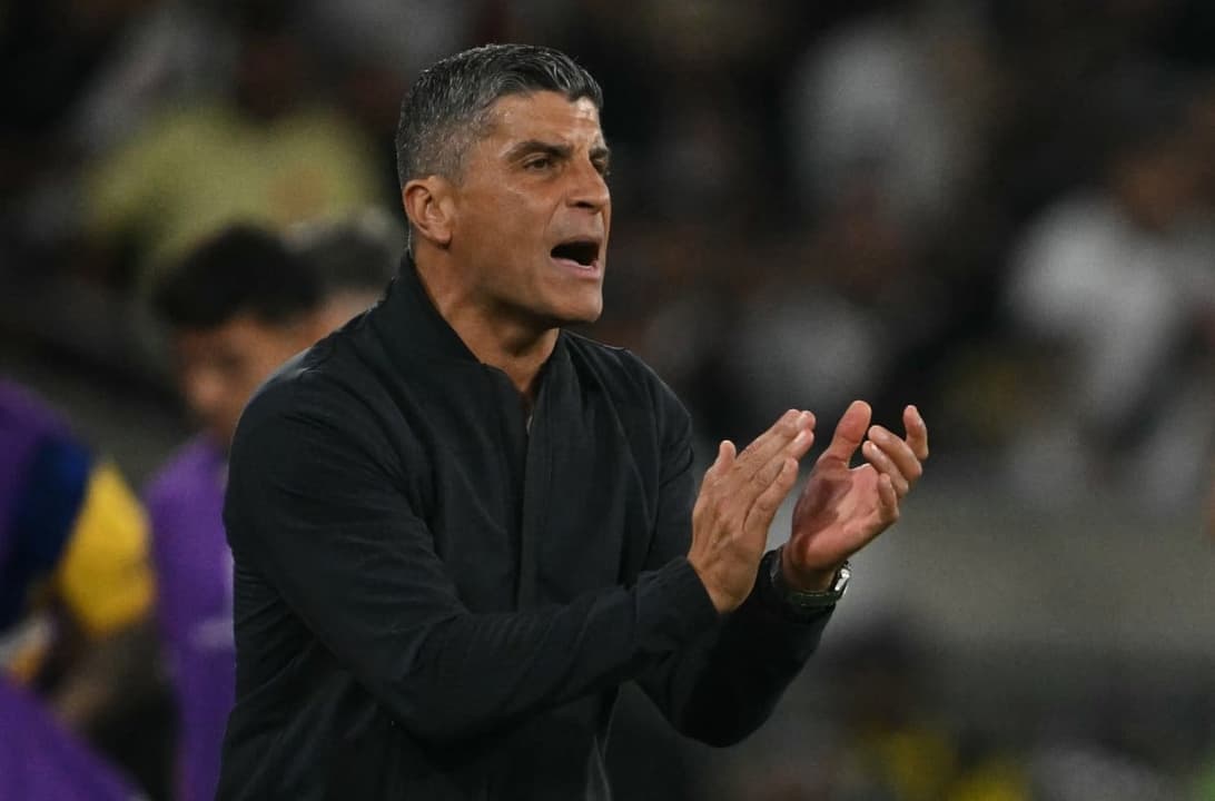 O técnico Pedro Emanuel aplaude o Vasco na derrota para o Boca