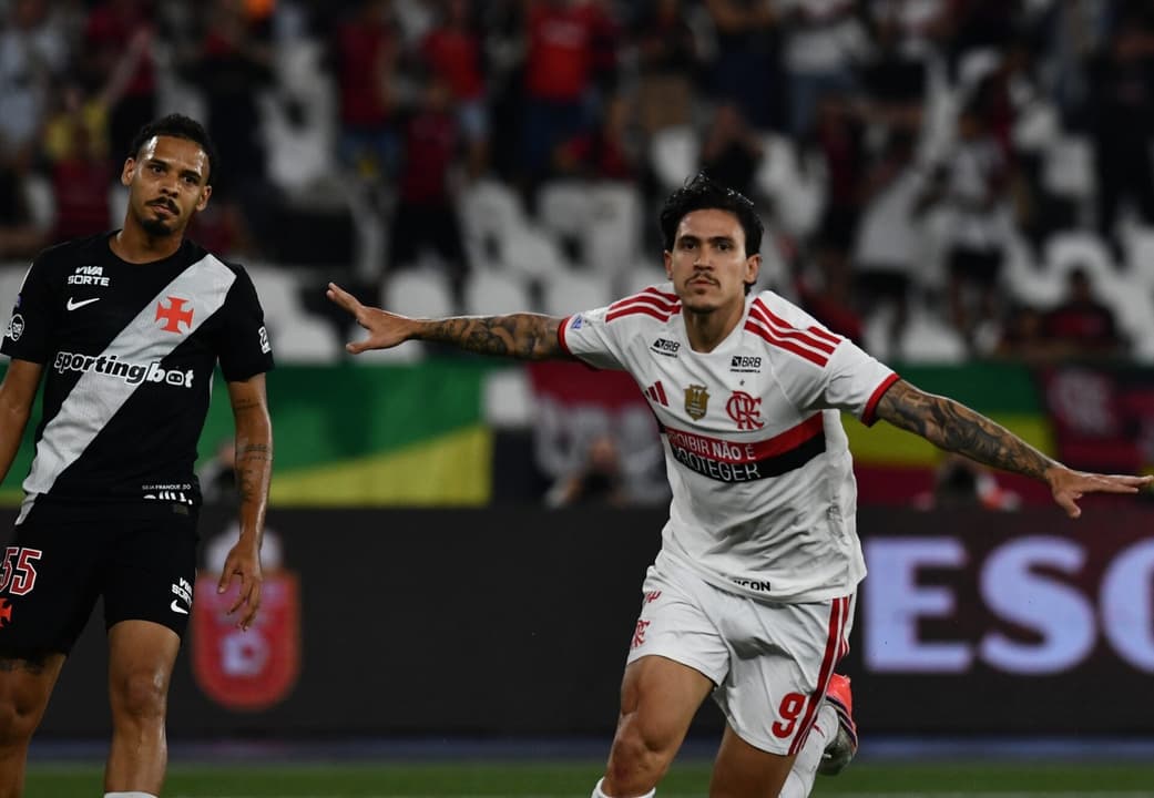 Pedro celebra rompendo jejum de gols pelo Flamengo no clássico contra o Vasco.
