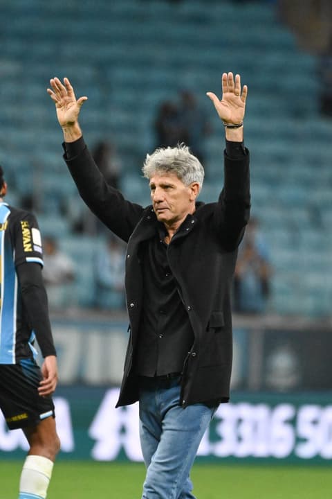 Renato Gaúcho, técnico do Grêmio, ergue as mãos em comemoração no campo
