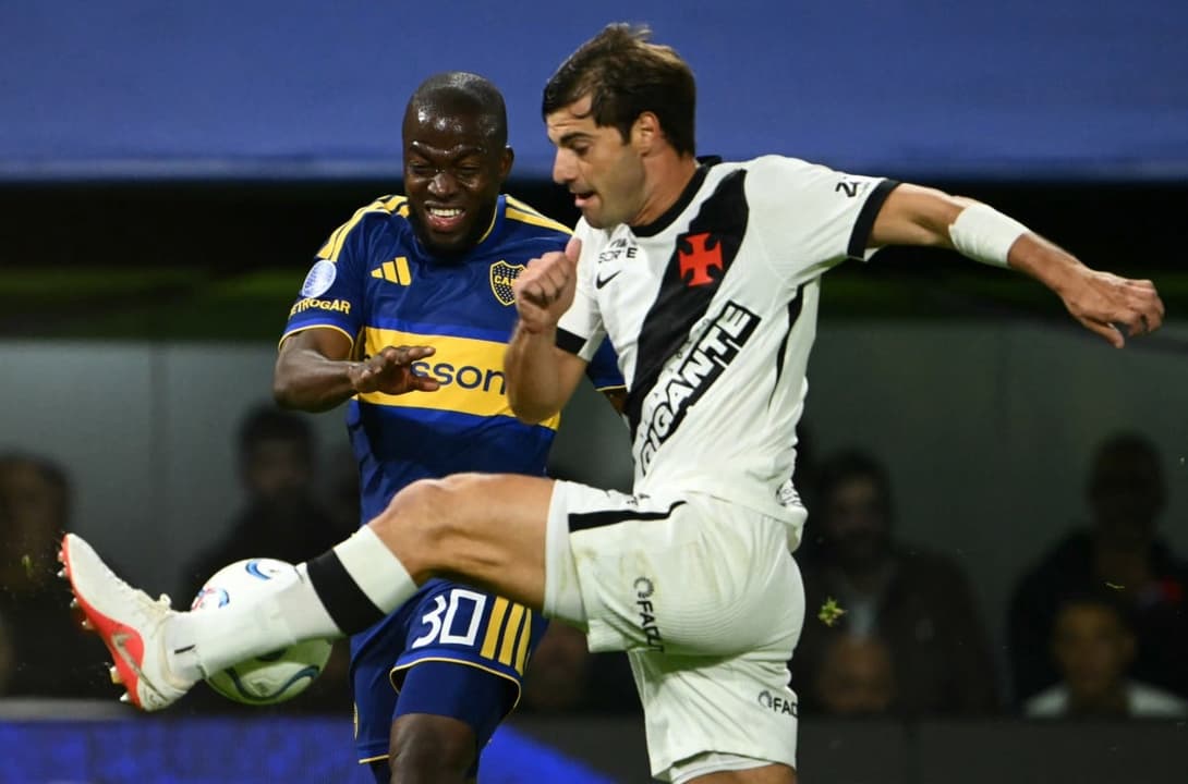 Sosa disputa a bola com Valencia no triunfo do Vasco sobre o Boca