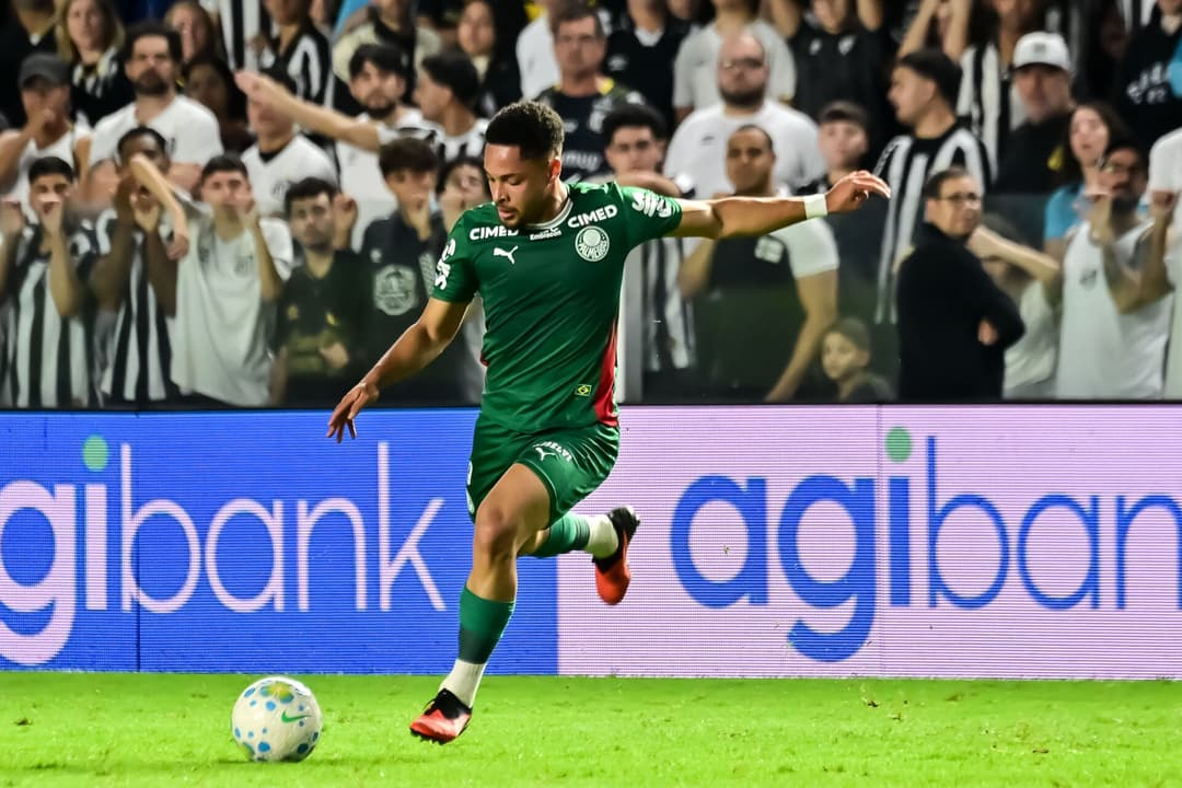 Vitor Roque em ação pelo Palmeiras contra o Santos na Vila Belmiro
