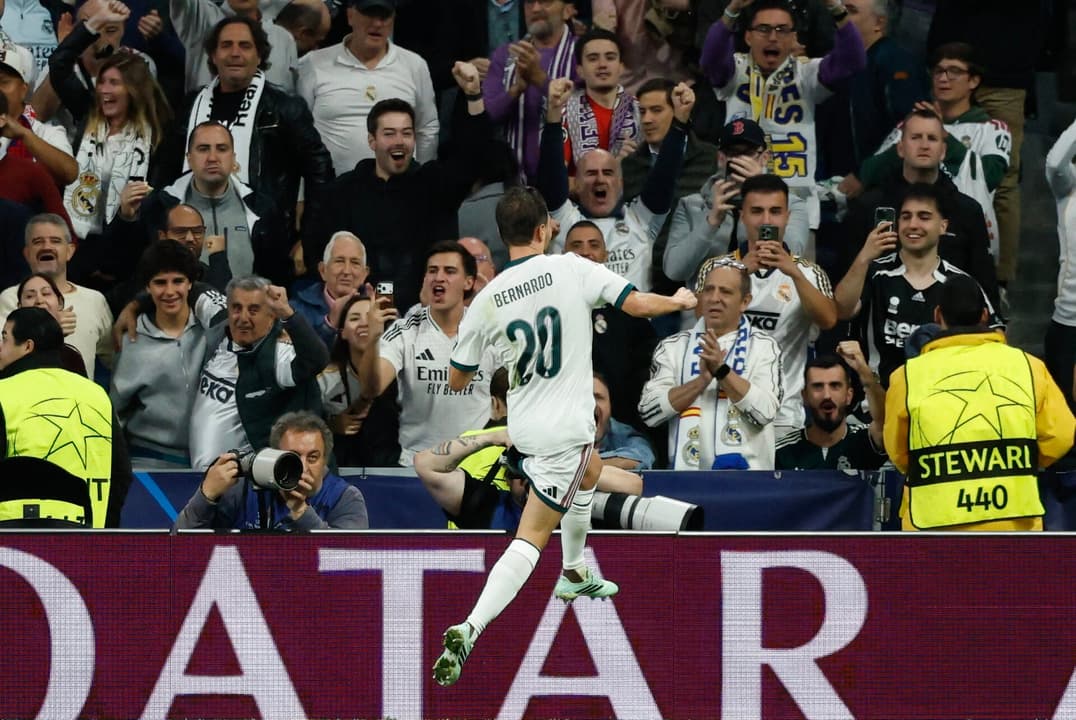 O meio-campista português do Real Madrid, número 20, Bernardo Silva, comemora o primeiro gol de sua equipe durante a partida da 3ª rodada da Liga dos Campeões da UEFA entre Real Madrid CF e RB Leipzig, no estádio Santiago Bernabéu, em Madri, em 21 de outubro de 2026. (Foto: Oscar Del Pozo / AFP)