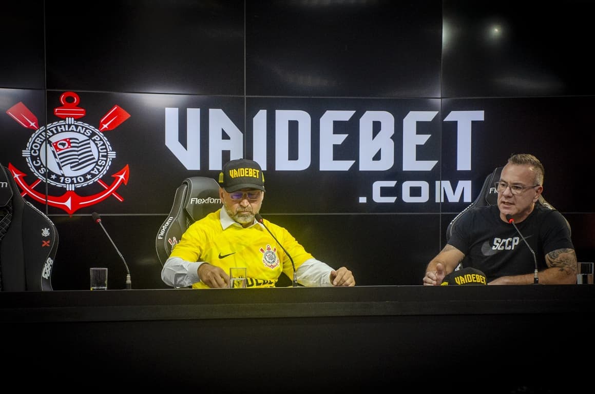 Corinthians enfrenta atraso em salários sob pressão da patrocinadora.