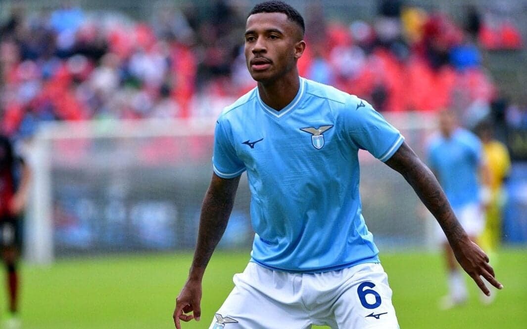 Flamengo formaliza proposta de contratação de meia da Lazio.
