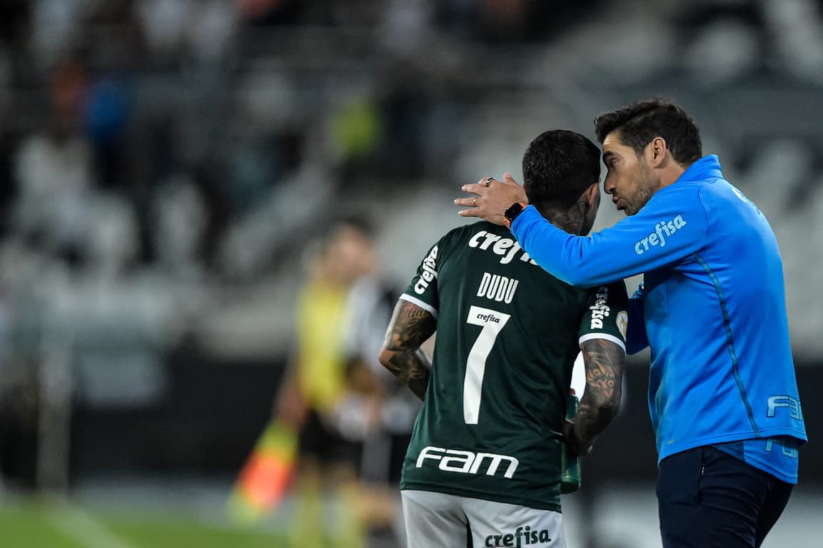 Palmeiras e Abel Ferreira planejam futuro de Dudu no clube após retorno.