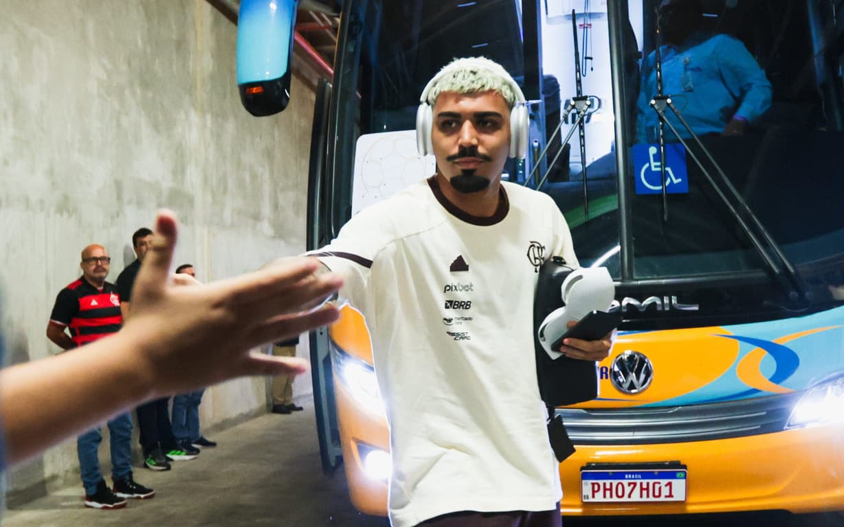 Gabigol volta aos treinos e Tite orienta time do Flamengo no Ninho do Urubu.