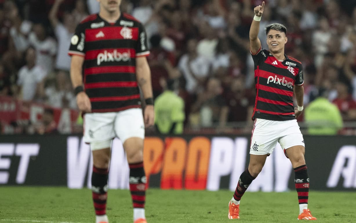 Torcedores do Flamengo elogiam os golaços de Luiz Araújo em partida decisiva.