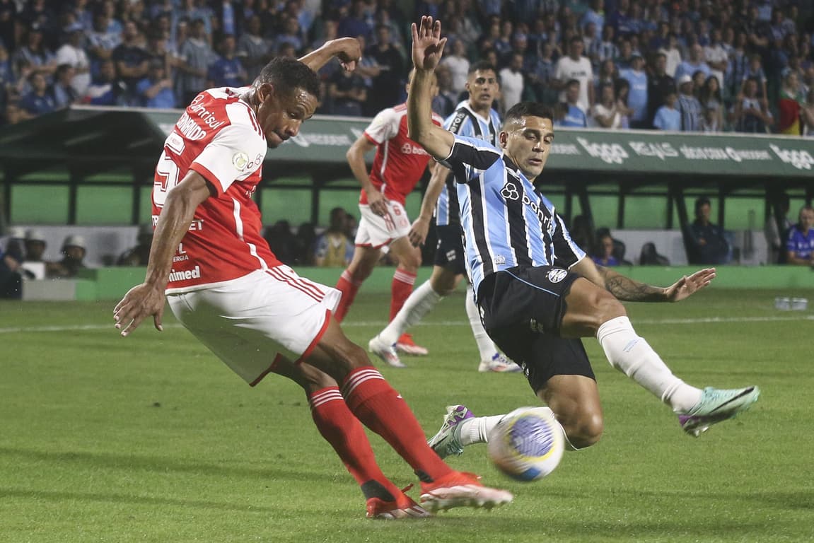 Grêmio perde clássico e afunda na Z-4, torcida reage nas redes sociais.