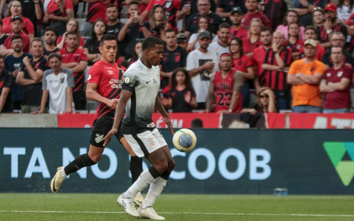 Corinthians garante empate nos acréscimos contra Athletico-PR no Brasileirão.