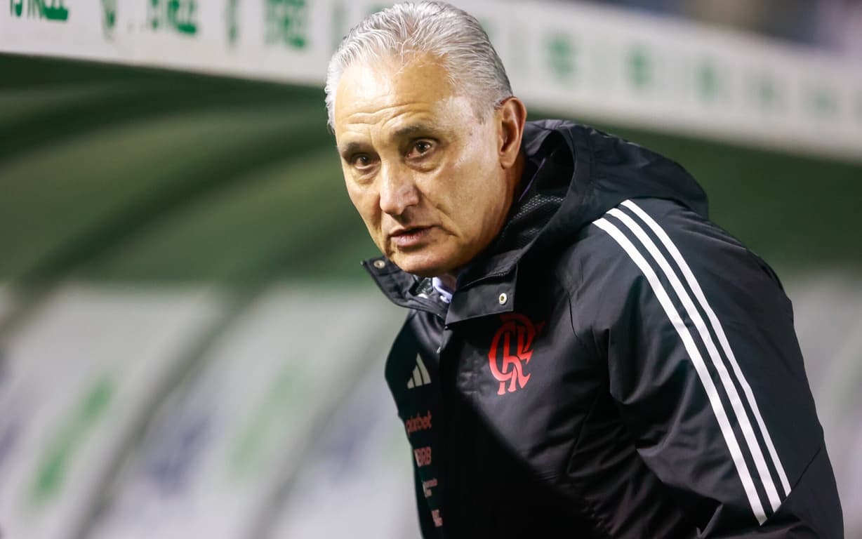 Torcedores criticam desempenho do Flamengo e pedem saída de Tite após derrota.