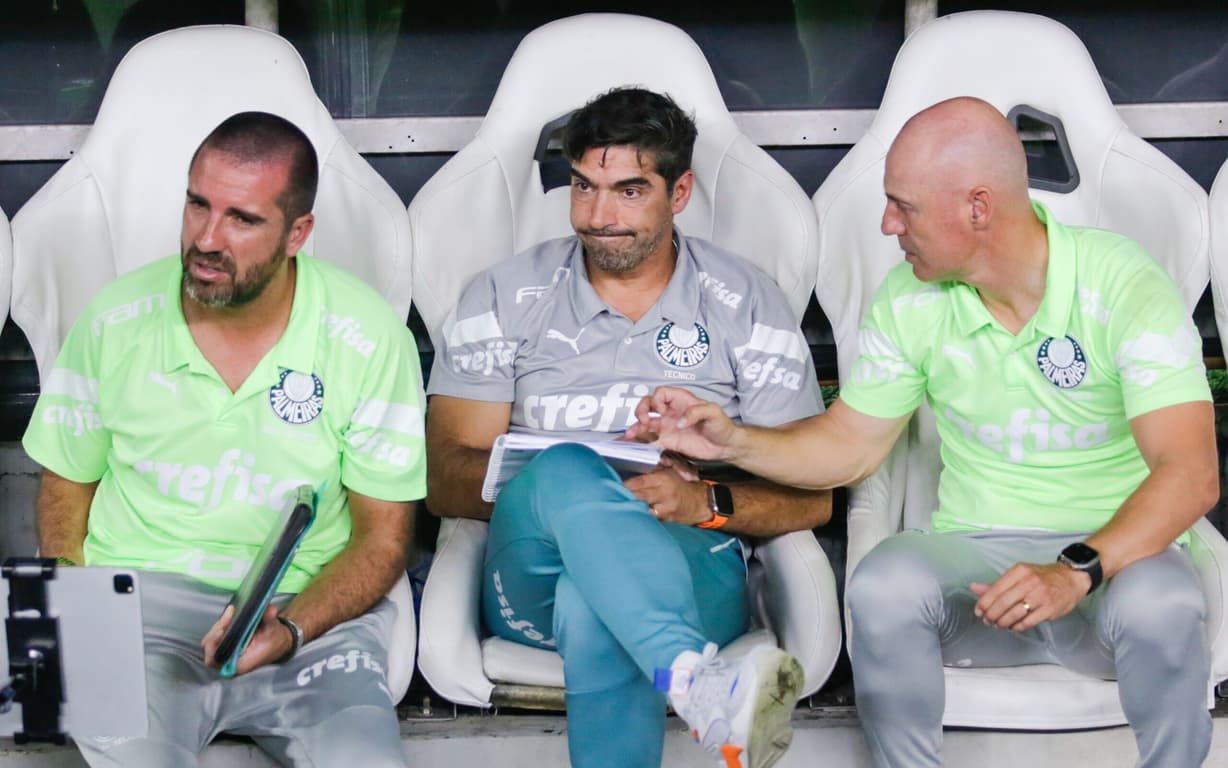 Abel responsabiliza jogador em derrota do Palmeiras para Fortaleza e escalação justificada de Caio Paulista.