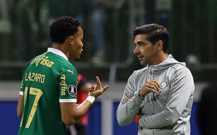 Atacante Lázaro desfalca Palmeiras após lesão na coxa durante treino.