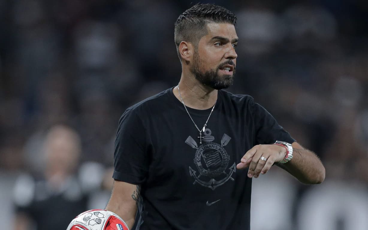 Corinthians enfrentará Athletico com mudanças na defesa; confira escalação provável.