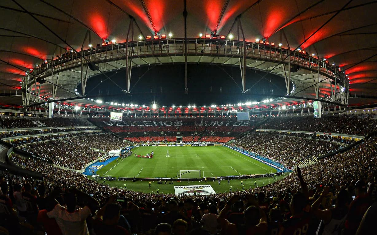 Internautas criticam torcedores do Flamengo no Maracanã em comportamento lamentável no futebol.