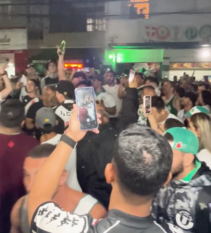 Torcedores de Palmeiras e Vasco Juntos em Provocação ao Flamengo no Futebol