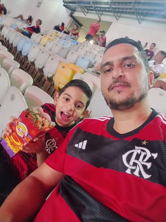 Jornada dupla: Flamengo é acompanhado por pai e filho no basquete e futebol