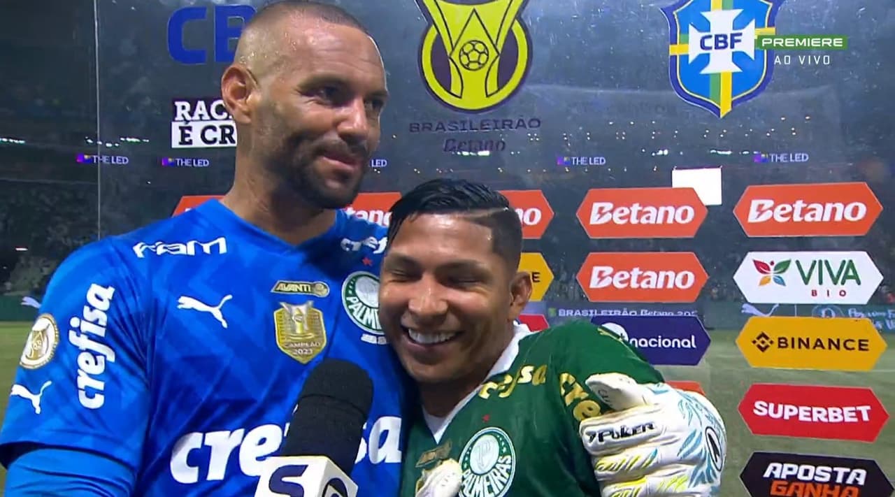 Weverton invade entrevista e Rony revela segredo no gol do Palmeiras contra Bragantino.