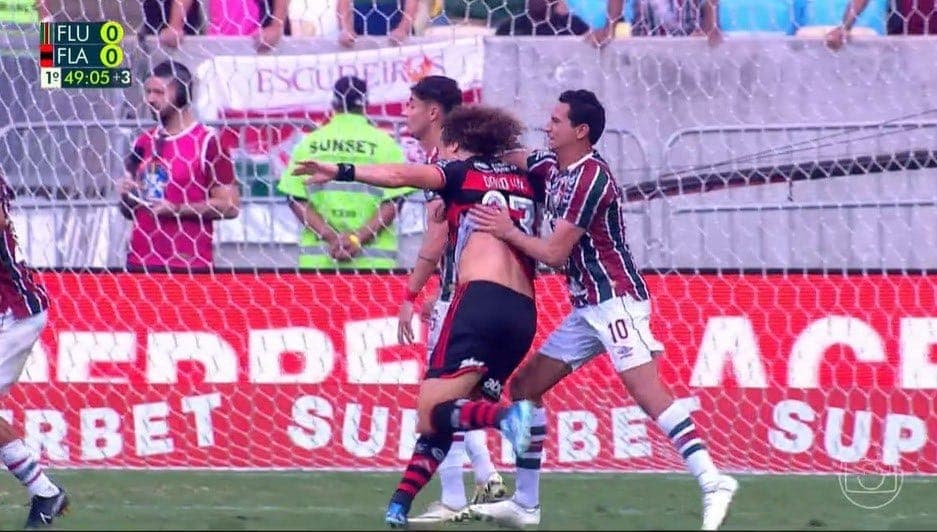 Torcedores flamenguistas se revoltam com arbitragem polêmica no clássico Fla-Flu.