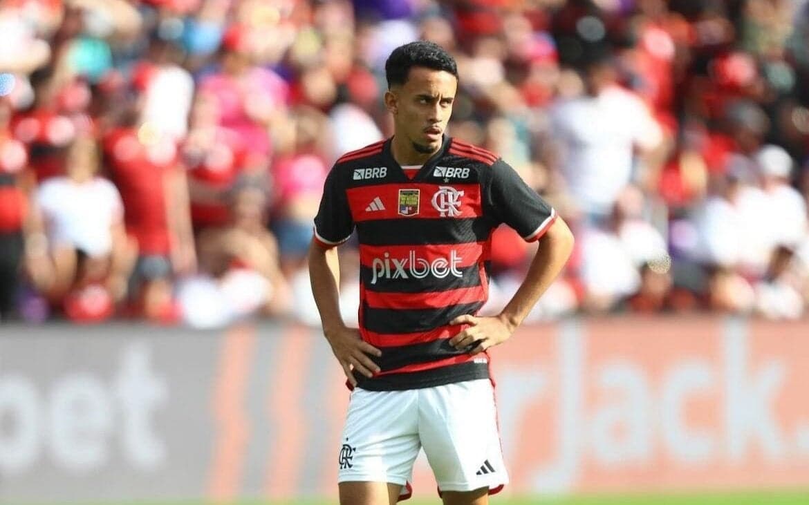 Flamengo e estafe de Matheus Gonçalves avaliam propostas de transferência.