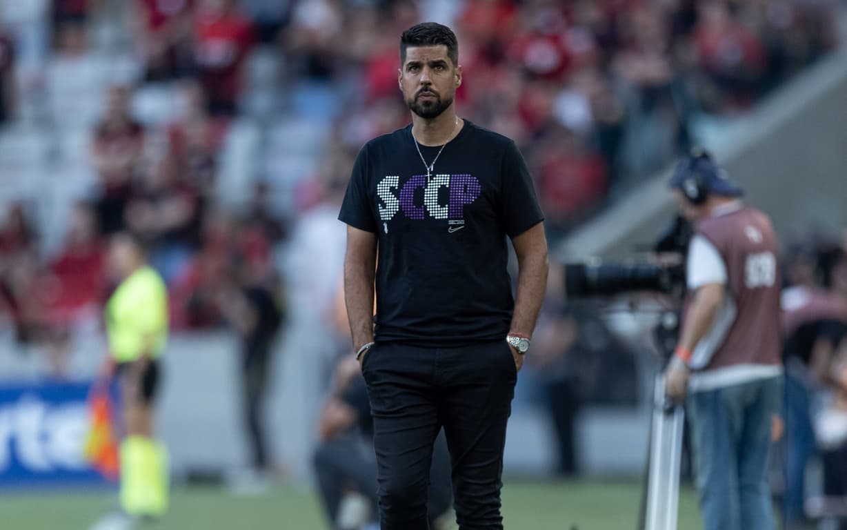 E OS REFORÇOS? Poucas opções no mercado, ligam alerta no Corinthians para janela de transferências