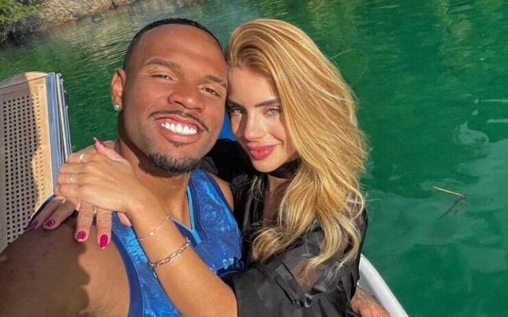 Carlos Miguel, jogador do Corinthians, oficializa relacionamento com influenciadora famosa no Brasil.