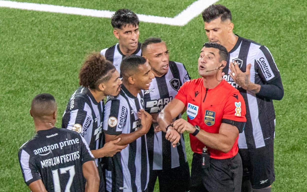 Ex-árbitro esclarece regra e decide lance polêmico em jogo do Botafogo.