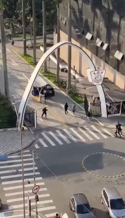 Torcedores do Corinthians invadem e causam danos em sedes do clube.