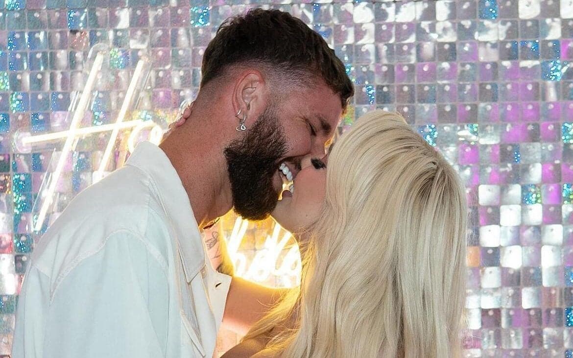 Karoline se declara a Léo Pereira, jogador do Flamengo: um homem exemplar.