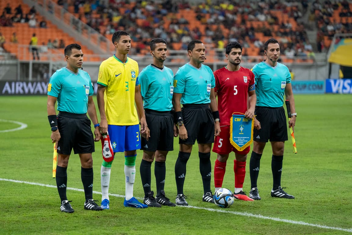 Vitor Reis desponta como promessa na base do Palmeiras, sob olhar de Luan.