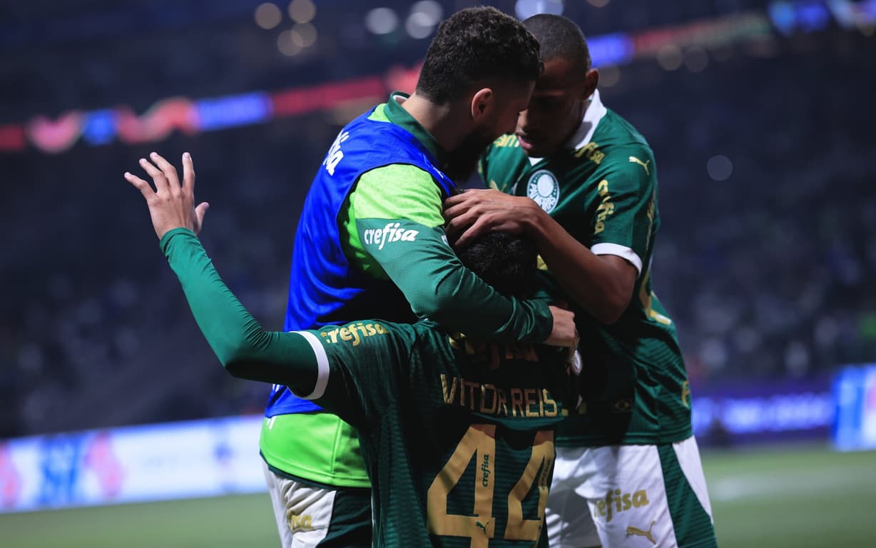 Gol polêmico no dérbi entre Palmeiras e Corinthians levanta questionamentos online.