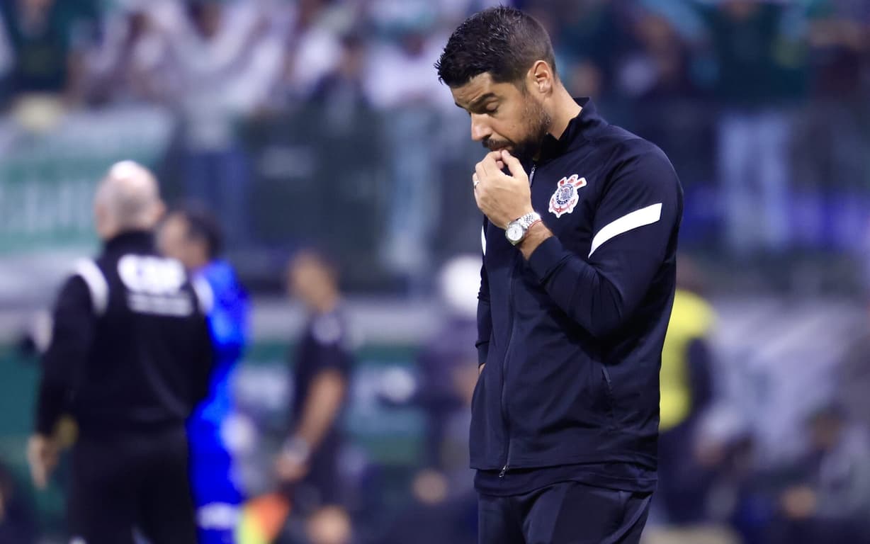 Antônio Oliveira avalia desafios no Corinthians após início histórico no Brasileirão.