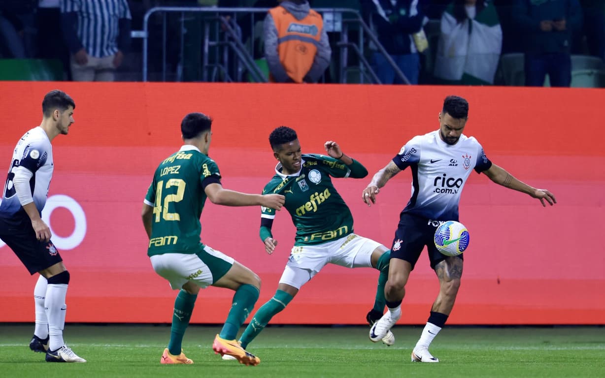 Clássico entre Palmeiras e Corinthians reforça abismo entre os clubes rivais.