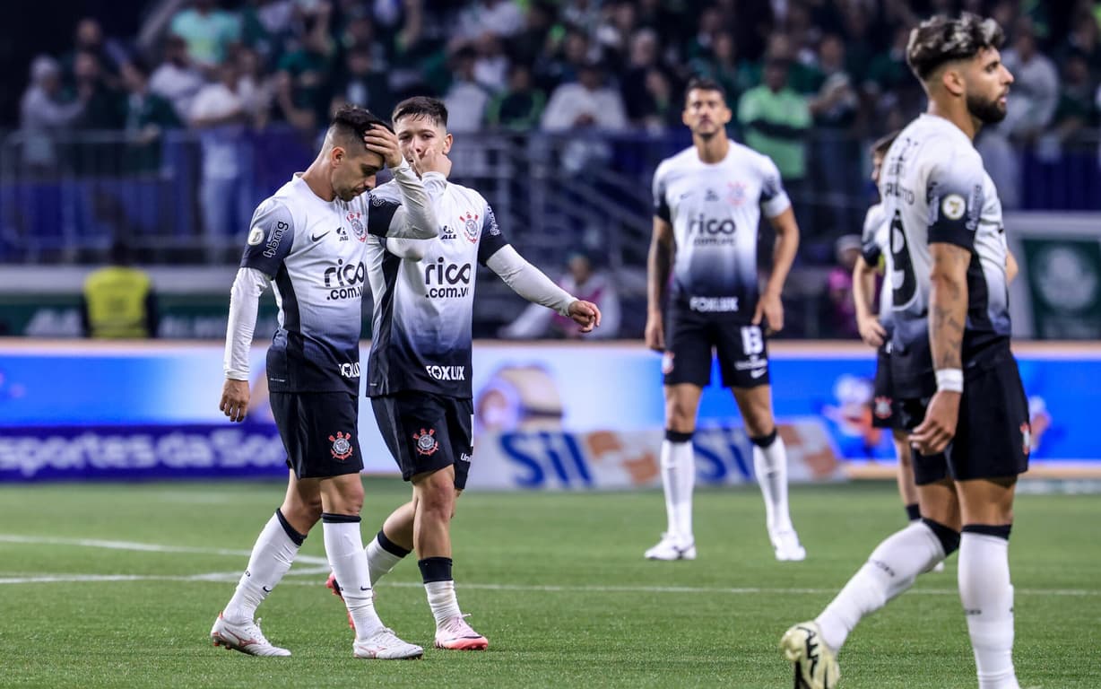 desaprovação do comentarista à decisão do elenco do Corinthians pós-derrota: 