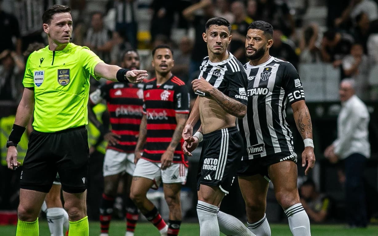 Var divulga áudio polêmico em lance de Atlético-MG x Flamengo.
