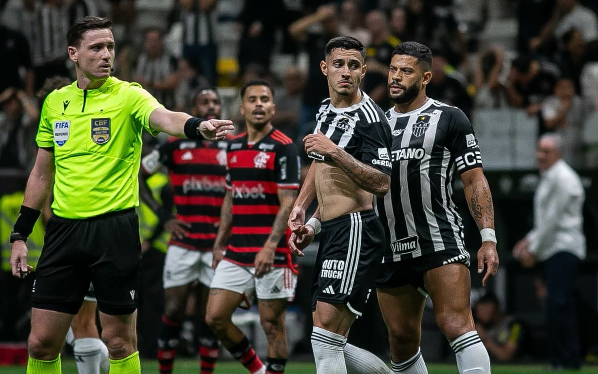 Árbitro analisa penalidades em Atlético-MG x Flamengo e aponta equívoco; confira
