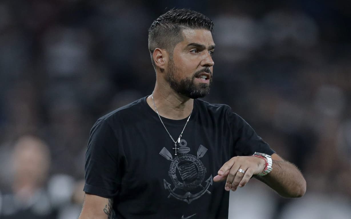 Ídolo do Corinthians critica erro tático de António Oliveira contra o Palmeiras